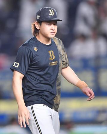 　７回１失点の好投も引き分けに終わり悔しさをにじませる宮城。左手首のテーピングが痛々しい（撮影・開出牧）