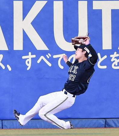 　７回、岡の中飛をフェンス際で好捕する中川圭（撮影・開出牧）