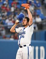 　１回、広島打線につかまり渋い表情のバウアー（撮影・金田祐二）