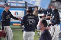 　７回１失点の好投報われず降板した宮城（中央）＝撮影・開出牧