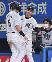 　４回、右前打でチャンスを広げた安田（左）とタッチを交わす種市（撮影・開出牧）