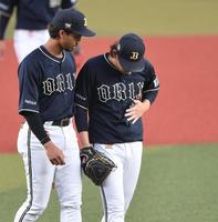 　１回、井上の折れたバットが当たった腹部を手で押さえる宮城。左は心配そうに声をかける三塁手・宗（撮影・開出牧）