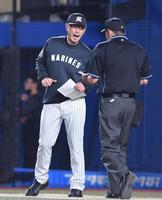 　１０回、投手交代を告げる吉井監督（撮影・開出牧）