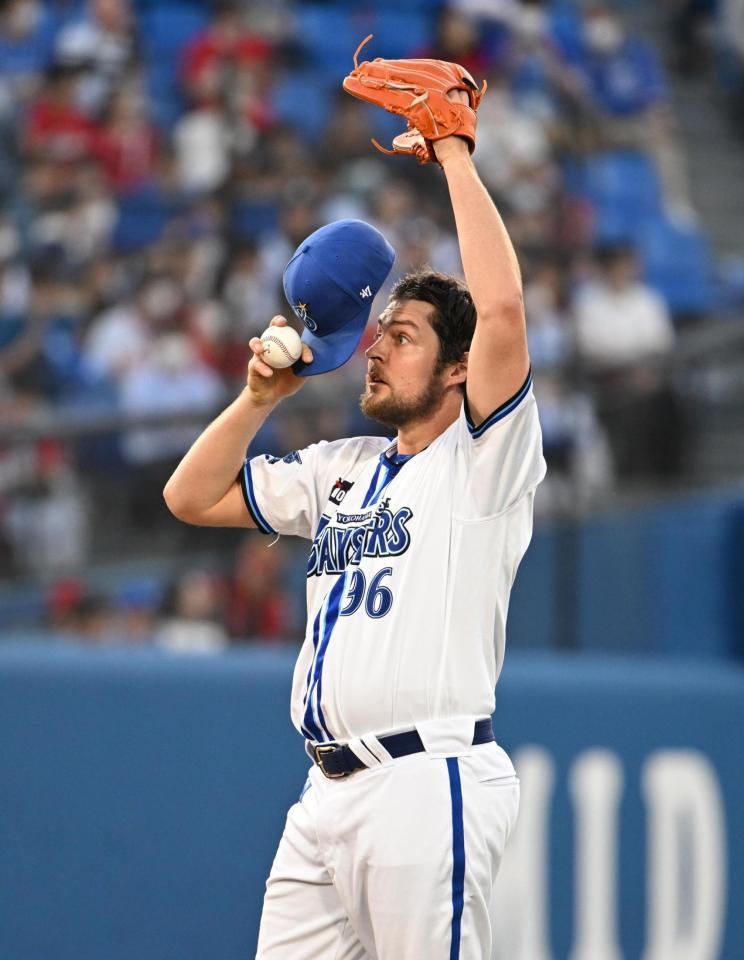 　１回、広島打線につかまり渋い表情のバウアー（撮影・金田祐二）