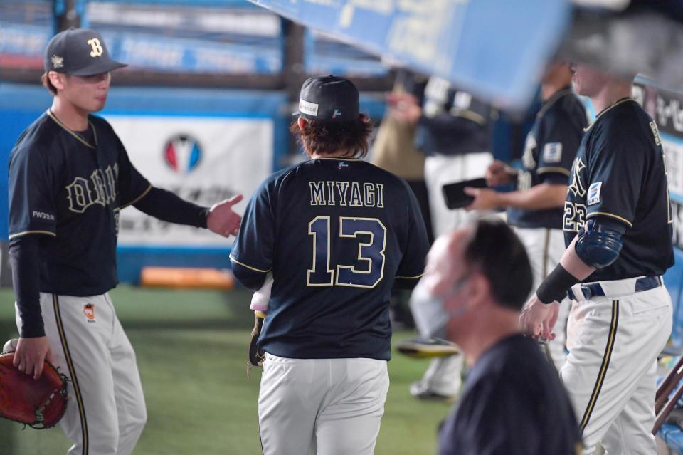 　７回１失点の好投報われず降板した宮城（中央）＝撮影・開出牧