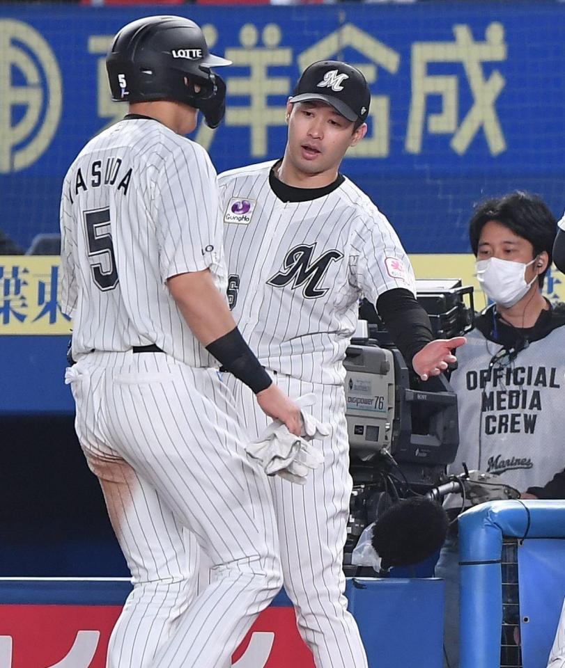 　４回、右前打でチャンスを広げた安田（左）とタッチを交わす種市（撮影・開出牧）