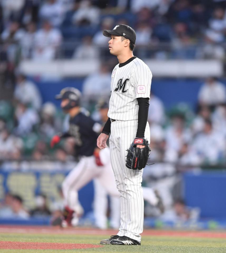 　３回、紅林（後方）に先制の左越えソロを打たれぼう然とする種市（撮影・開出牧）