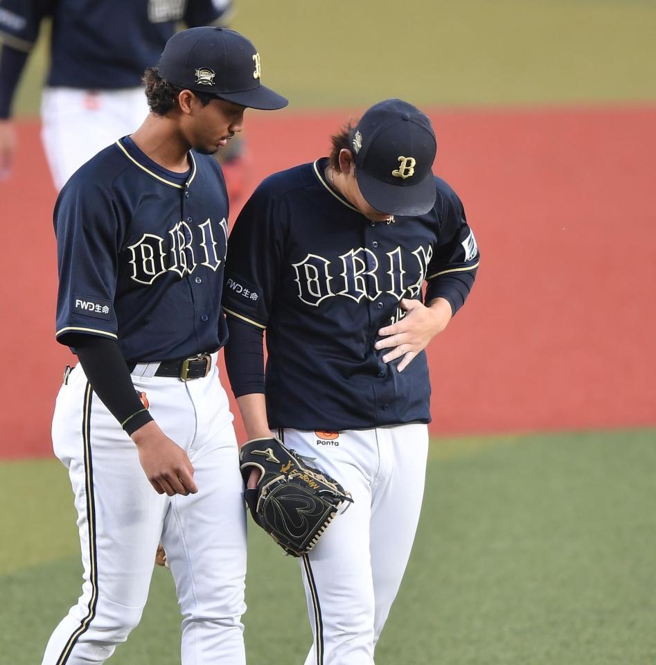 　１回、井上の折れたバットが当たった腹部を手で押さえる宮城。左は心配そうに声をかける三塁手・宗（撮影・開出牧）