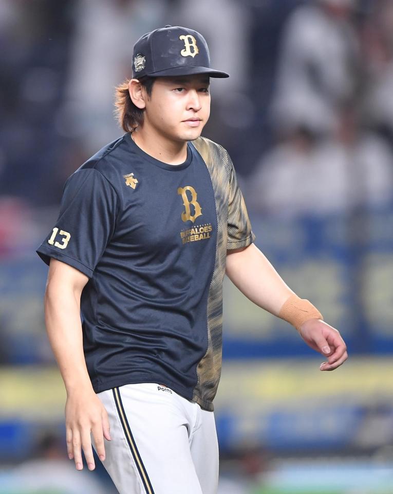 　７回１失点の好投も引き分けに終わり悔しさをにじませる宮城。左手首のテーピングが痛々しい（撮影・開出牧）