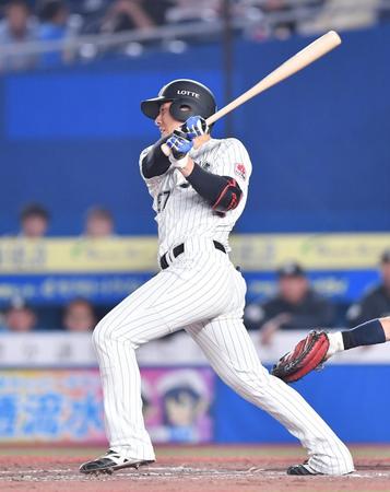 　４回、先制の中前適時打を放つ茶谷（撮影・開出牧）