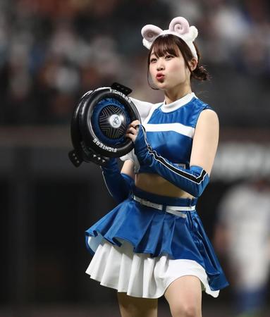 　ジンギスカンダンスを踊るファイターズガールの大野未侑さん（撮影・中島達哉）