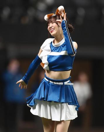 　きつねダンスを踊るファイターズガールの竹市琴美さん（撮影・中島達哉）