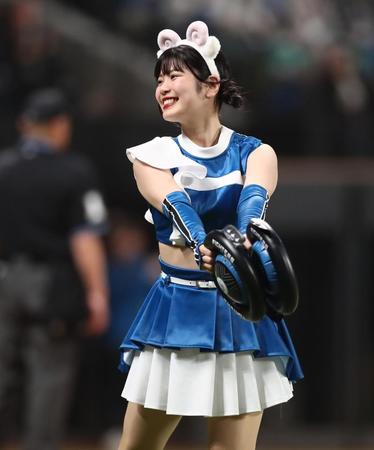 　ジンギスカンダンスを踊るファイターズガールの滝谷美夢さん（撮影・中島達哉）