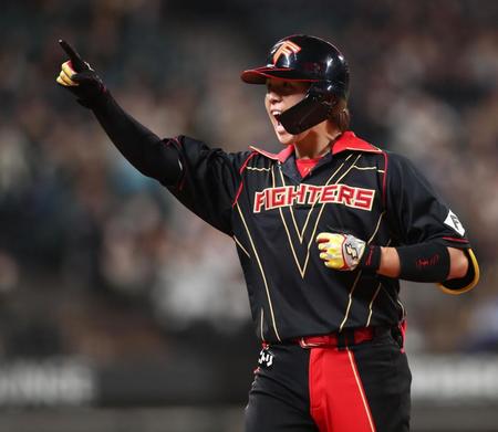 　５回、先制打を放ち、ベンチに向かってポーズを決める清水（撮影・中島達哉）