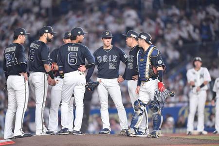 　４回、安田（右後方）に中前適時打を打たれた田嶋（右から３人目）＝撮影・開出牧