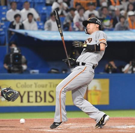 　９回、吉川は死球を受ける（撮影・佐々木彰尚）