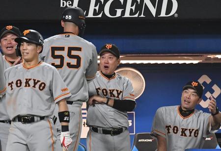 　４回、３ランを放った秋広を出迎える原監督（撮影・佐々木彰尚）