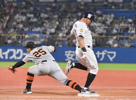 　８回、三ゴロ併殺に倒れたオスナ（撮影・佐々木彰尚）