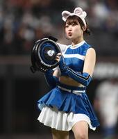 　ジンギスカンダンスを踊るファイターズガールの大野未侑さん（撮影・中島達哉）