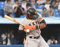 　２回、ブリンソンは死球を受ける（撮影・佐々木彰尚）