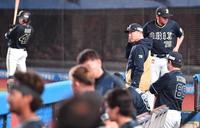 　８回の攻撃前、ベンチでスコアボードを見つめる中嶋監督（後方から２人目）＝撮影・開出牧