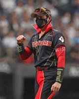 　勝利をあげ、ガッツポーズをする新庄監督（撮影・中島達哉）