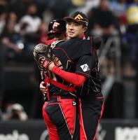 　完封勝利をあげ、清水（左）と抱き合う上沢（撮影・中島達哉）