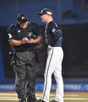 　５回、投手交代を告げる中嶋監督（撮影・開出牧）