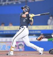 　７回、左越え２ランを放つゴンザレス（撮影・開出牧）