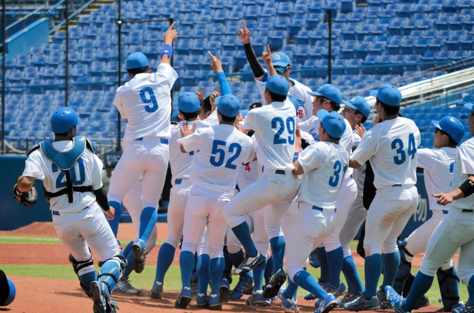　１７年ぶりのリーグ優勝を決め、マウンドに集まる青学大ナイン