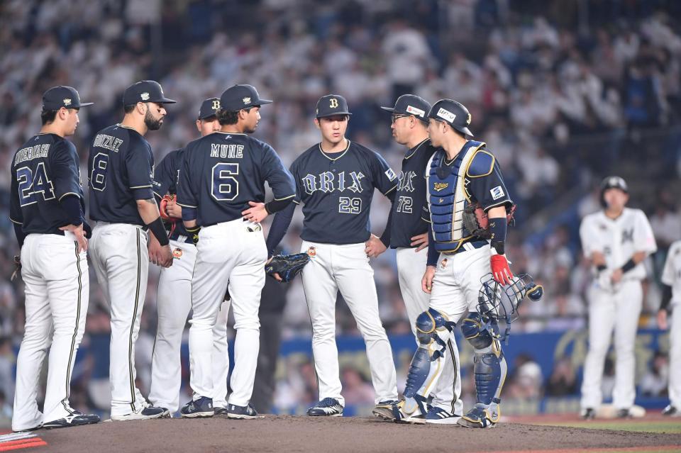 　４回、安田（右後方）に中前適時打を打たれた田嶋（右から３人目）＝撮影・開出牧