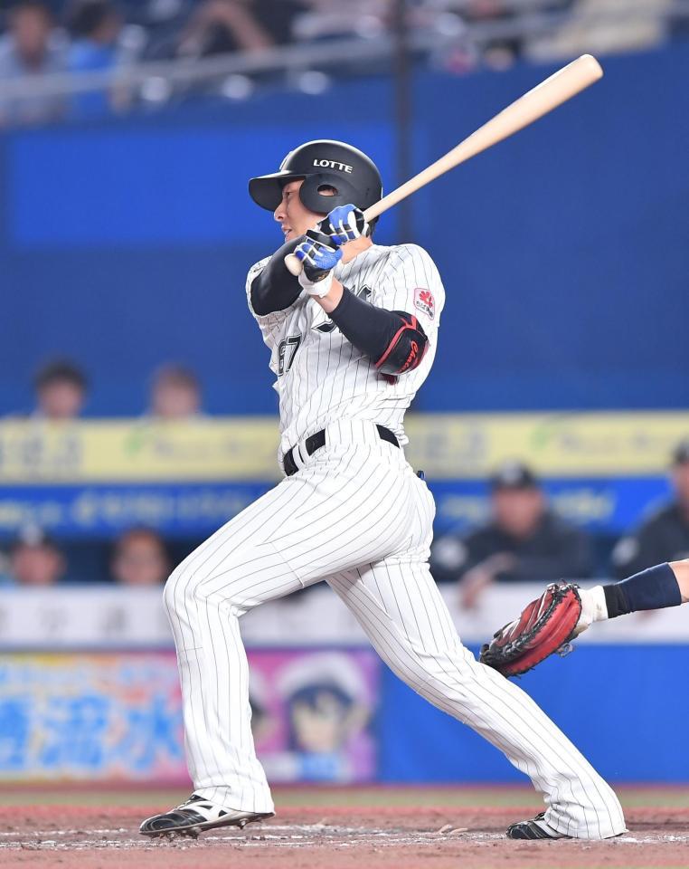 　４回、先制の中前適時打を放つ茶谷（撮影・開出牧）