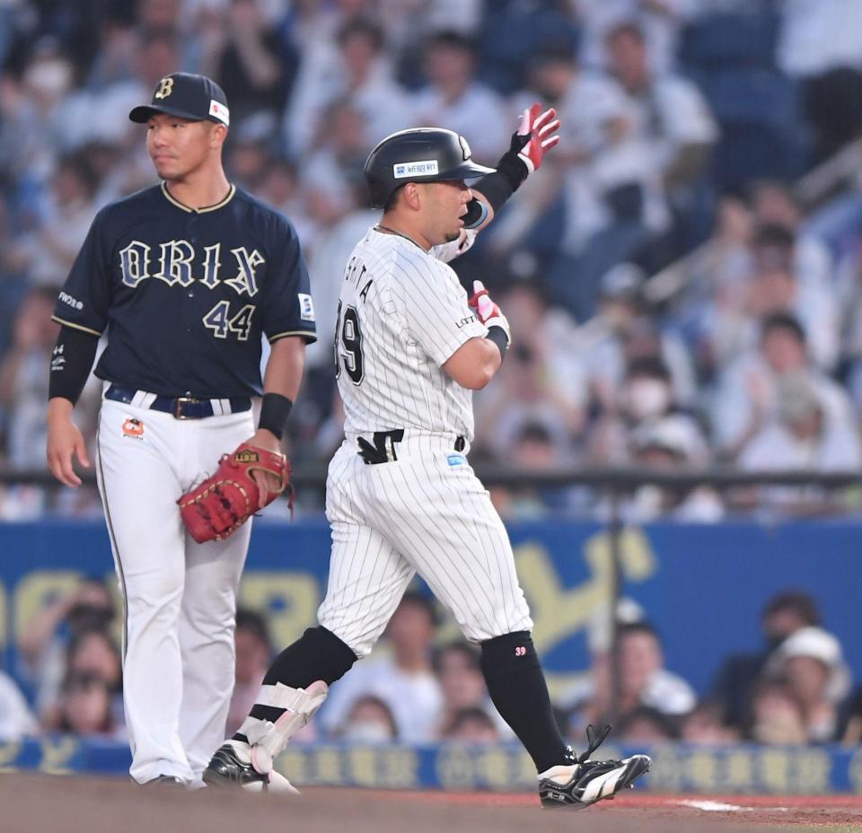 　３回、移籍後初安打を放ちポーズを決める大下（右）＝撮影・開出牧