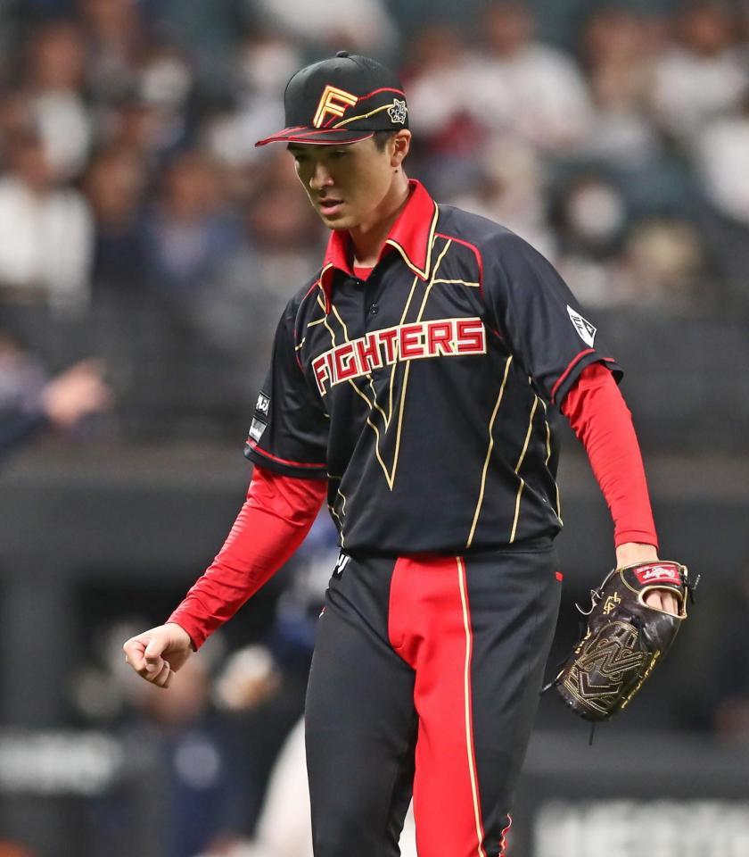 　６回、外崎を左飛に抑え、拳を握る上沢（撮影・中島達哉）