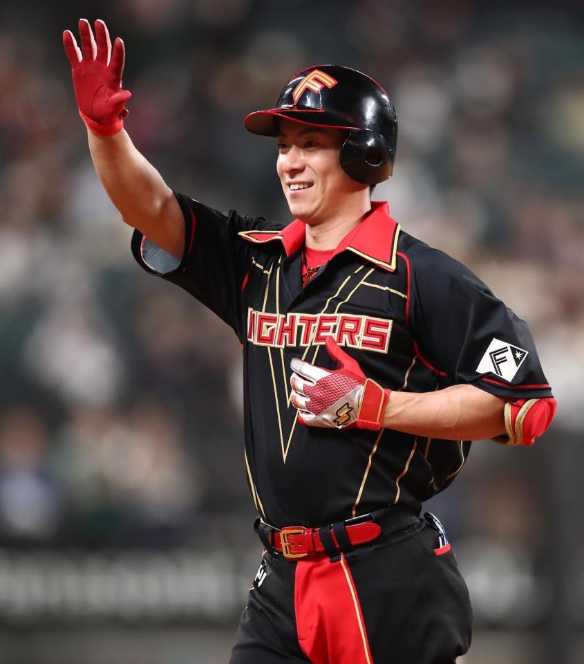 　５回、適時打を放ち、ベンチに向かってポーズをとる松本剛（撮影・中島達哉）