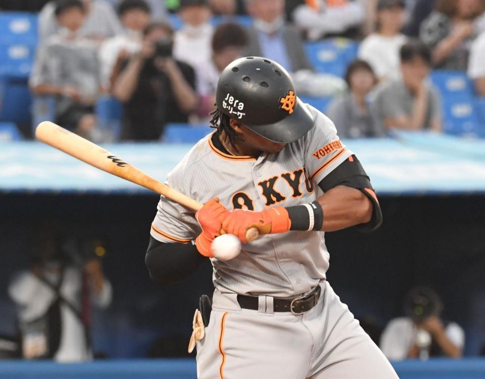 　２回、ブリンソンは死球を受ける（撮影・佐々木彰尚）