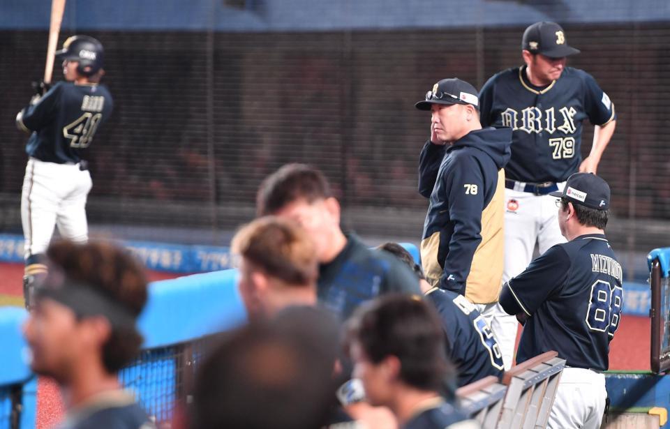 　８回の攻撃前、ベンチでスコアボードを見つめる中嶋監督（後方から２人目）＝撮影・開出牧