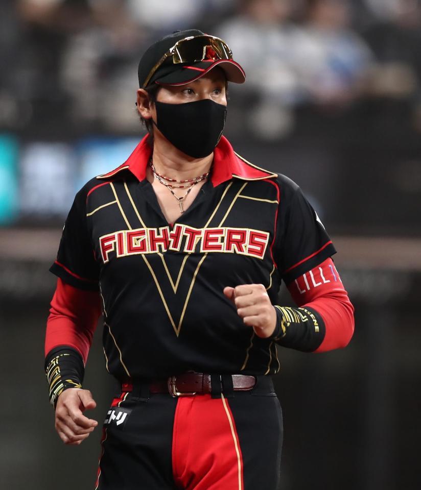 　５回、選手交代を告げる新庄監督（撮影・中島達哉）