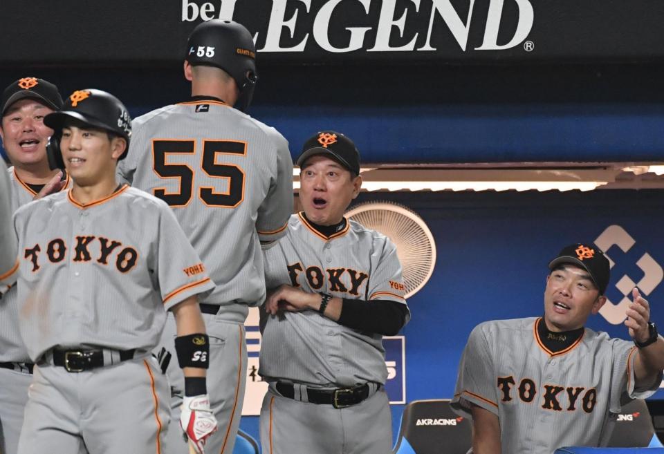 　４回、３ランを放った秋広を出迎える原監督（撮影・佐々木彰尚）