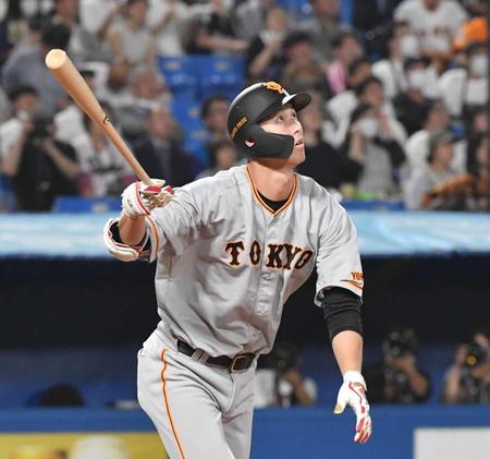 　４回、右越えに２号３ランを放つ秋広（撮影・佐々木彰尚）