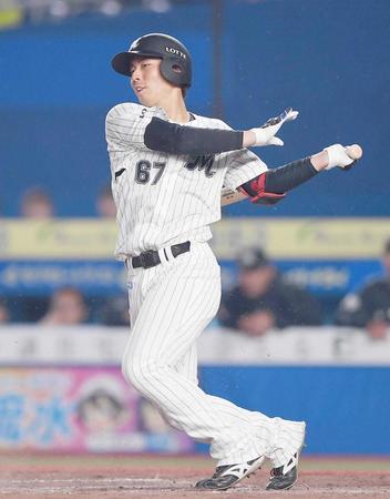 　５回、適時二塁打を放つ茶谷