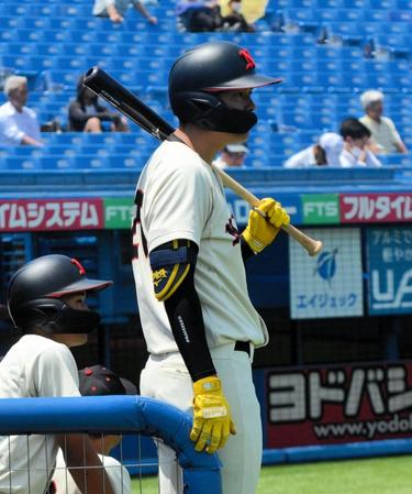 　リーグ戦で初めてベンチ入りし、代打の出番を待つ日大・村上慶太