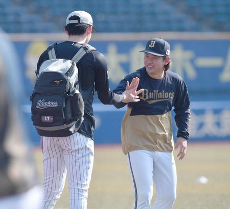 　試合前の練習を終えた佐々木朗（左）とタッチを交わす宮城（撮影・開出牧）
