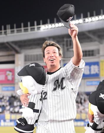 　ＺＯＺＯマリンスタジアムで１００セーブを達成しスタンドの祝福に応える益田（撮影・開出牧）