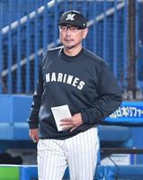 　７回、投手交代を告げる吉井監督（撮影・開出牧）