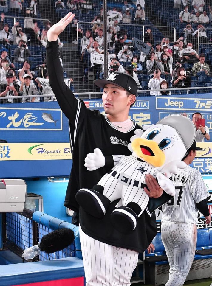 　今季４勝目を挙げスタンドの祝福に応える小島＝１７日