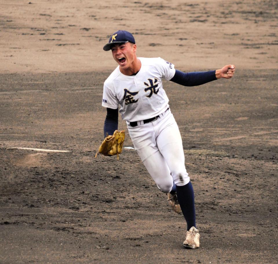 　優勝し、感情を爆発させる金光大阪・キャリー