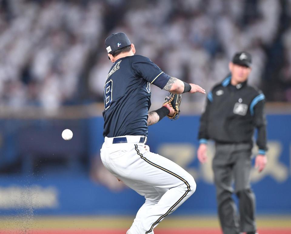 　７回、茶谷の飛球を落球する三塁手・ゴンザレス（撮影・開出牧）