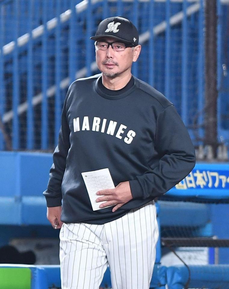 　７回、投手交代を告げる吉井監督（撮影・開出牧）