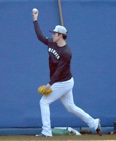 　試合前の練習でキャッチボールをする佐々木朗＝１８日（撮影・開出牧）